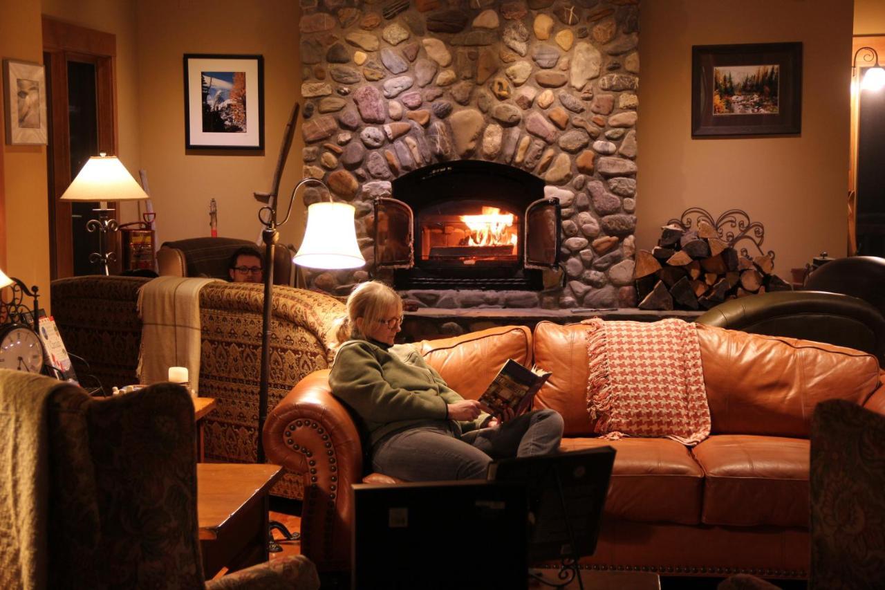 Vagabond Lodge At Kicking Horse Golden Eksteriør bilde