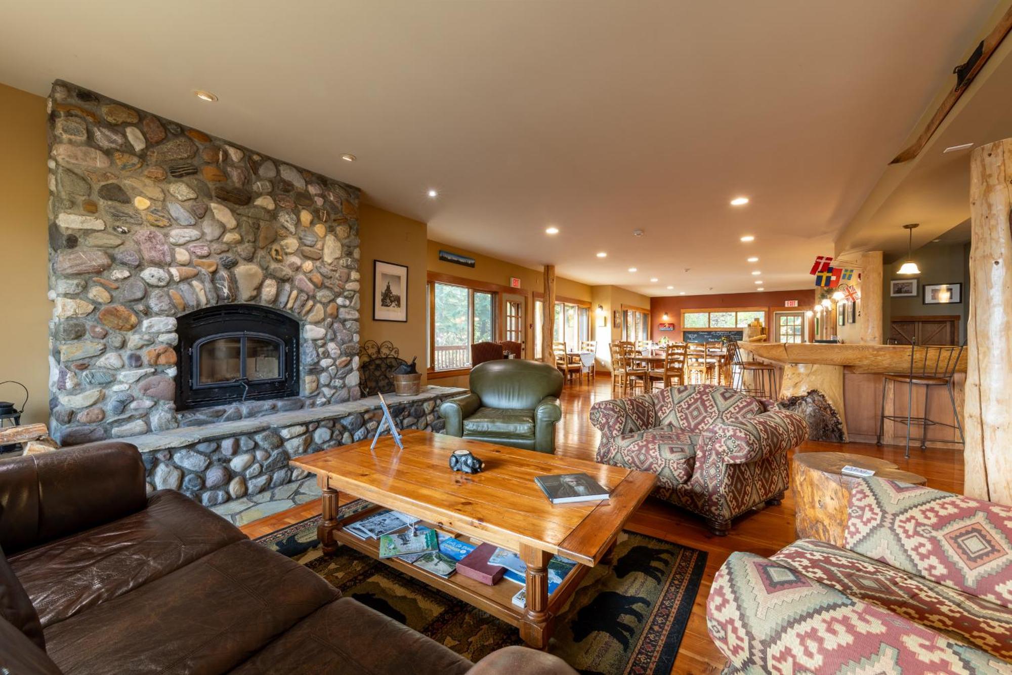 Vagabond Lodge At Kicking Horse Golden Eksteriør bilde