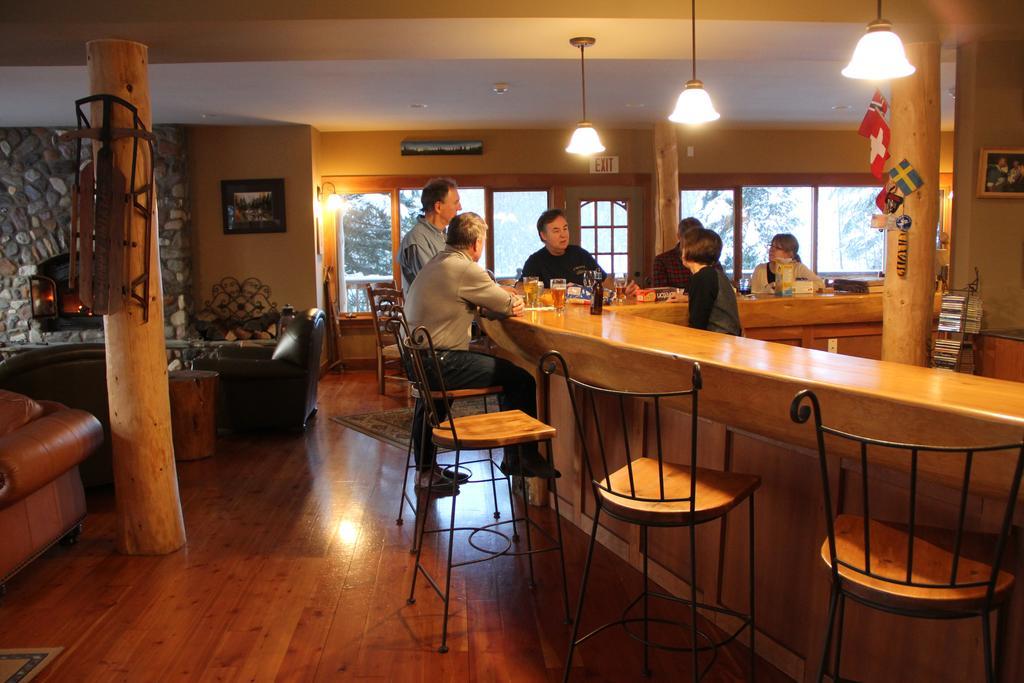 Vagabond Lodge At Kicking Horse Golden Eksteriør bilde